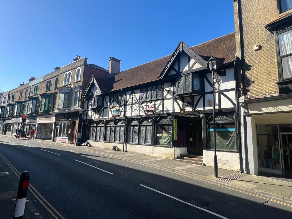 Lot: 36 - LANDMARK TOWN CENTRE FORMER RESTAURANT WITH LIVING ACCOMMODATION - View of property from High Street